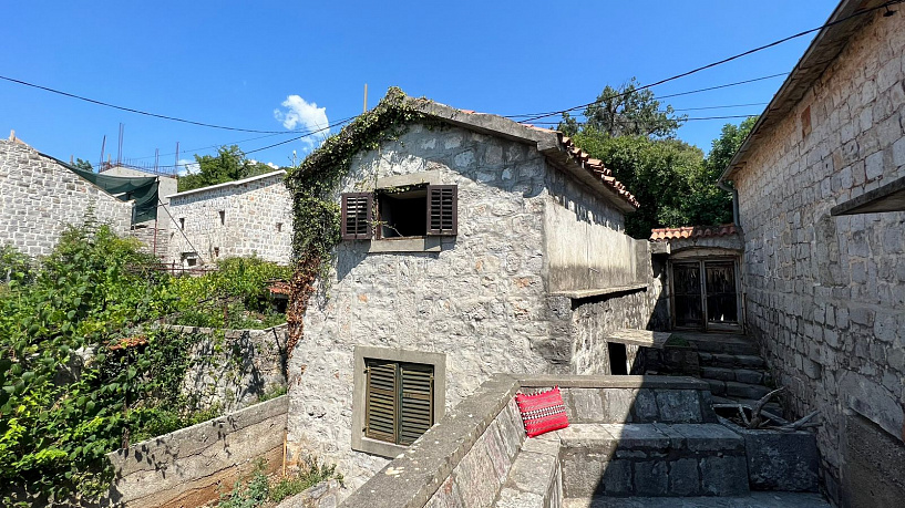 Drei Häuser im charmanten Dorf Klinci auf der Halbinsel Lustica